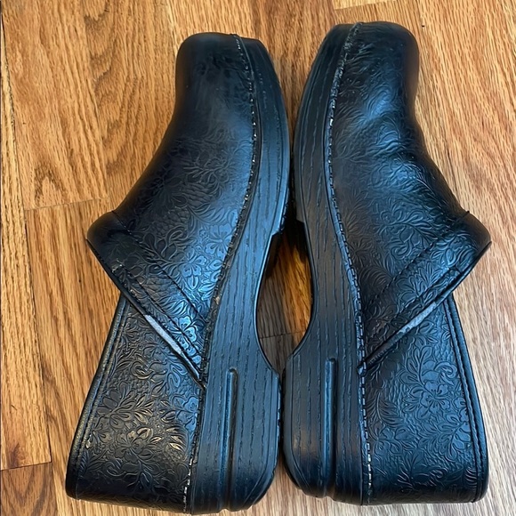Dansko XP 2.0 Black Floral Tooled Leather Clogs Size 41 or 10.5 Women GUC - Picture 6 of 7
